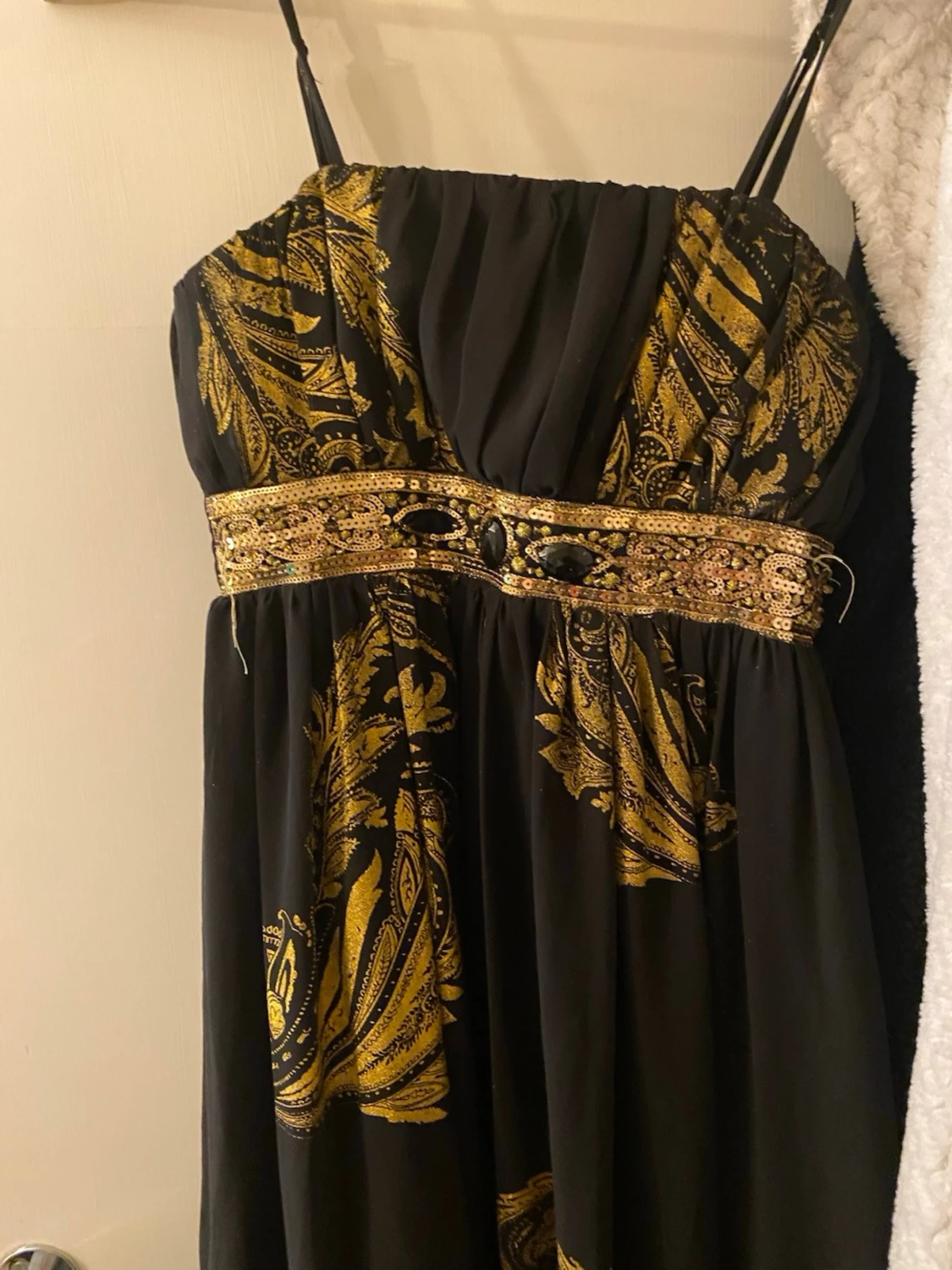 Svart långklänning med guldmönster