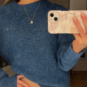 Blå stickad tröja - Jättemysig & iprincip oanvänd stickad tröja från Cubus💘 Siperskln i materialet och köpt för ca 400