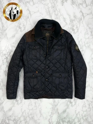 Morris Jacka XS/S - Svart Morris jacka i storlek XS i mycket bra skick. Jackan är däremot stor i storleken och motsvarar en liten S. Jackan kommer med en avtagbar ”innerväst”. Tveka inte på att höra av dig för fler frågor eller vid minsta fundering! Skick: 9/10