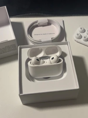 AirPods Pro 2 (2nd gen) (USB-C) - AirPods Pro 2 (2022) i mycket fint skick. Har endast testats. Fungerar felfritt med aktiv brusreducering (ANC) och transparensläge.  Ej köpt från Apple.  Ingår: • AirPods Pro 2 (USB-C) • MagSafe-laddningsetui • Samtliga silikon-tips (S, M, L) • USB-C laddningskabel • Original kartong
