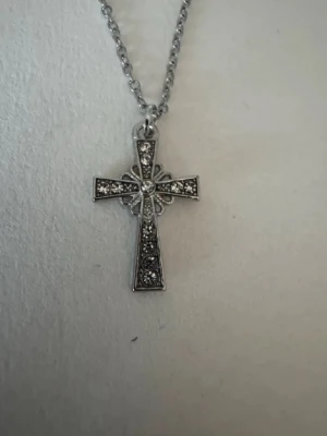 Silverfärgat korshalsband med stenar - Halsband som inte är i äkta silver/guld. Kedja är oftast 50cm men kan ibland komma i 45cm. Kedja är rostfritt stål, berlock oftast i zinklegering men kan även det i vissa fall vara rostfritt stål. Be gärna om mått på berlock om detta är viktigt då bilderna är missvisande när det gäller hur stora dom är! 🌹❤️  Allt är nytt även om de kan stå ”mycket bra skick” , detta mest för att Vinted inte ska fundera på varför jag bara har nya saker .  Bud accepteras inte 🥰🌹