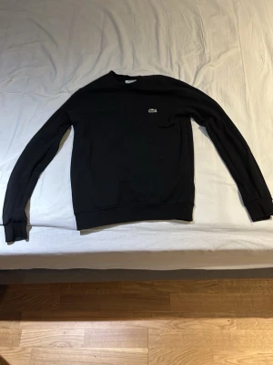 Lacoste tröja. - Jag säljer en mysig Lacoste tröja eftersom jag inte använder den längre och den passar typ inte mig, den är fortfarande i bra skick.
