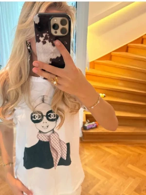 Vit t-shirt med tryck och scarfdetalj - Assssnajs tröja🩷LÅNAD BILD