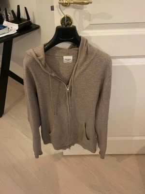  John Henric Kashmir hoodie  -  Beige John, Henric Kashmir hoodie med Zip fickor och långa snören.