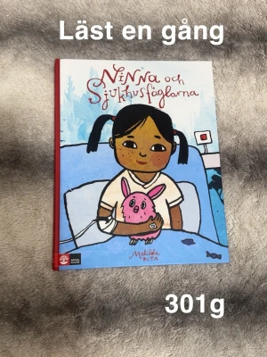 Ninna och sjukhusfåglarna - En färgstark och gripande bilderbok om Ninna som är på sjukhus. Med lekfulla illustrationer och starka känslor skildras vardagen, vänskap och fantasi i en miljö många unga kan relatera till.🌸Läst en gång. 