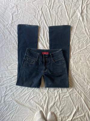 Vintage jeans - Bra skick! Mått: midjemått rakt över 39,5 innerbenslängd 80,5 cm❤️lite slitna längst ner på benen
