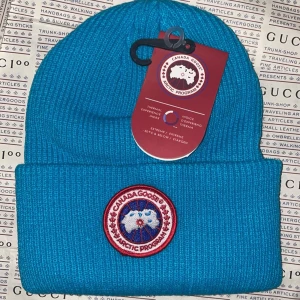 Canada goose vintermössa  - Helt ny Canada goose vintermössa i rött märke.mycket fin mössa speciellt i person. Onesize / unisex Finns i Göteborg annars frakt som alternativ. 