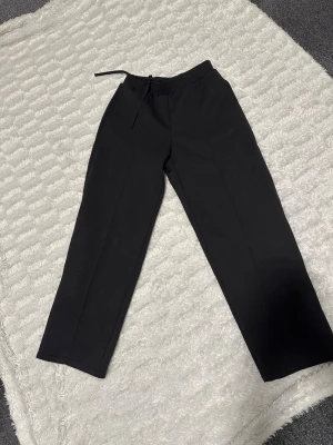 Byxor från Uniqlo  - Använda 1-2 ggr, som nya. Från uniqlo och uppsydda att passa en 155. Veck i mitten vilket gör den extra fin till vardags men passar även gymmet då det är dry fit- byxor. 