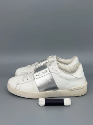 Valentino Open Skor | 40.5 - Valentino Open Skor i otroligt bra skick! Storlek 40.5, passar även aningen större. Extra skosnören från Valentino ingår. Självklart äkta. Hör av er vid funderingar 🙌