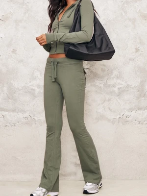 Olivgröna bootcut mjukisbyxor - Snygga olivgröna mjukisbyxor med bootcut passform och normal midja. Byxorna har snörning i midjan och fickor bak med lock. Tillverkade i mjukt bomullsmaterial som är skönt mot huden. Perfekta för en chill och avslappnad look.tillsammans med kofta