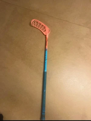 Innebandy klubba Salming  - En fin Salming klubba med unika coola färger, skön att spela med längd runt 79 cm lång  funkar ditt barn mellan 130-155 cm lång hör av er vid frågor mvh Nils 