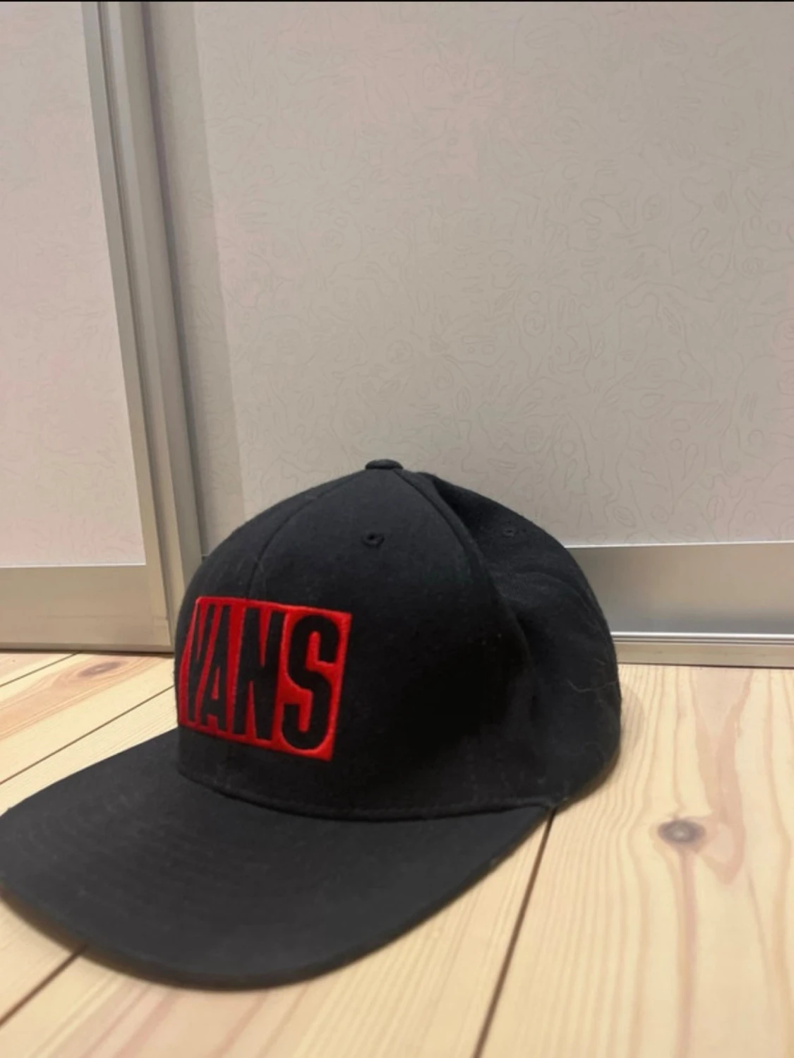 Svart Vans keps med röd logga - 1