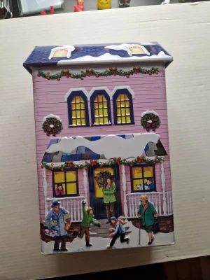 Rosa plåtburk med husmotiv. - Denna fina plåtburk tillverkad I England är en superfin detaöj i ditt hem med bra förvaring och snygg design.