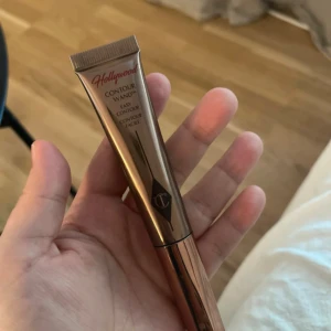 Charlotte Tilbury Hollywood Contour Wand - Säljer en Charlotte Tilbury Hollywood Contour Wand i färgen Medium/Dark. Tuben är i metallic-brons med twist-off lock och har en mjuk applikator för enkel contouring av ansiktet. Perfekt för att skapa skulpterade kindben och definierade ansiktsdrag.ungefär mindre än hälften kvar= 1/4