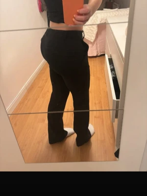 Svarta kostymbyxor BikBok - Säljer mina kostymbyxor från bilbolaget, strl 34 regular längd❣️ fint skick!