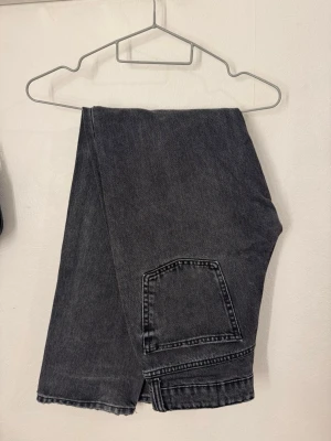Straight jeans Zara - Svarta/mörk grå straight mid waist från Zara. Dem passar er som är 165-170 cm. Storlek 36. Använda typ 5 gånger 