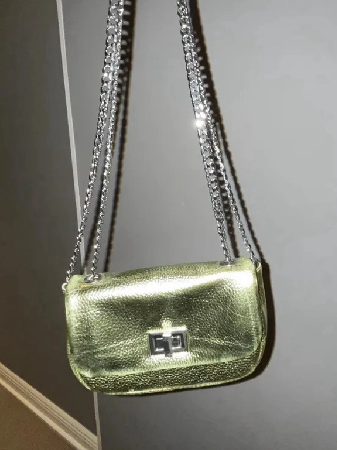Guldig axelväska med kedja