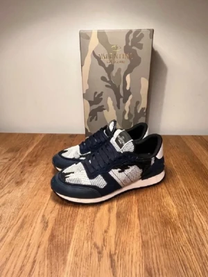 Valentino Rockrunner sneakers blå/vit - Enbart använda några gånger! Nypriss 5899 kom med bud!