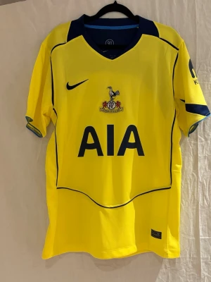 Tottenham Hotspur Bergvall 15  - Spurs tredjeställ för denna säsong. Stället design är basserat på en äldre spurs tröja. På ryggen är den svenska talangen Lucas Bergvall. Bara att höra av sig vid frågor.