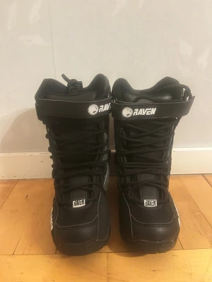 Svarta och grå boots från Raven - Säljer ett par helt oanvända skoterkängor från Raven. Perfekt för vinterns aktiviter!  Mycket lätta och varma.  Kartongen finns kvar!!❤️
