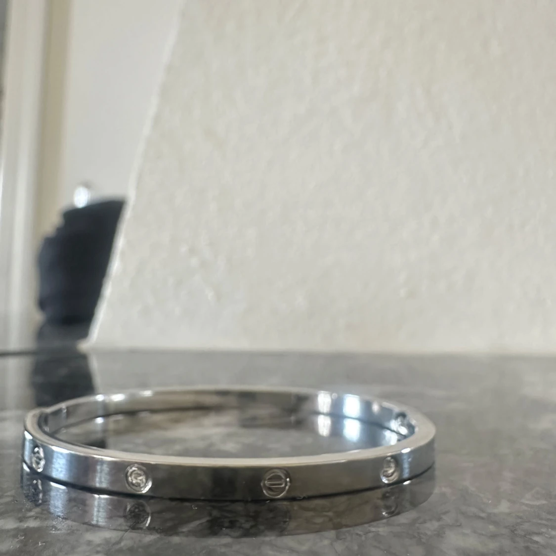 Silverfärgat armband med stenar