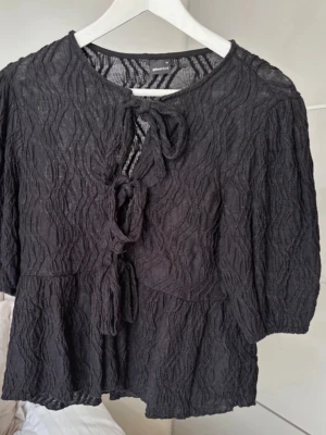 Gina tricot blus - Säljer denna svarta blus från Gina tricot 