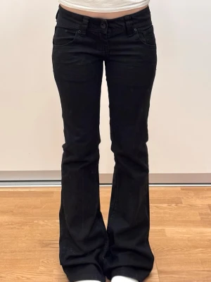 True Religion stil jeans  - super fina 2000s svarta jeans i perfekt skick passar xs/s W26  midja 37 innerben 81 ytterben 102 benöppning 24