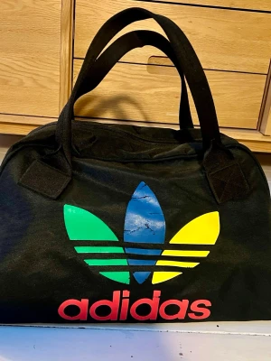 Vintage Adidas sportväska  - En väldigt unik vintage Adidas träningsväska som ingen annan med Trefoil-logga, troligen 70-80-talet. Mått: 50 x 30 x 32,5 cm 
