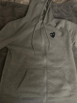 Comme des garçons play zip hoodie  - Inga defekter alls på tröjan