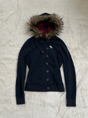 Abercrombie & fitch zip/kofta med päls  - En zip/kofta från Abercrombie & fitch i storlek S. Jag fraktar inom 24h. Se liknande plagg i min profil!