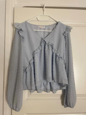 Ljusblå blus  - Super söt somrig och uppklädd ljusblå blus, säljer då den tyvärr blivit för liten.