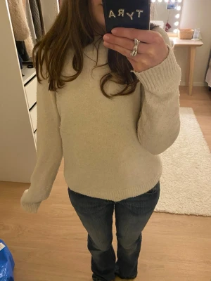 Stickad tröja från Vero Moda - Säljer denna fina cremevita stickade tröjan från Vero Moda. Nopprig men i fint skick!