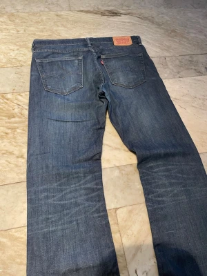 Levis 527 bootcut  - Vintage Levis 527 som är en bootcut modell! St 33/32! Hör av dig vid ytterligare frågor! Mvh Henry