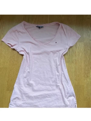 Rosa Tommy hilfiger tshirt - En rosa Tommy hilfiger tröja i storlek S🙏
