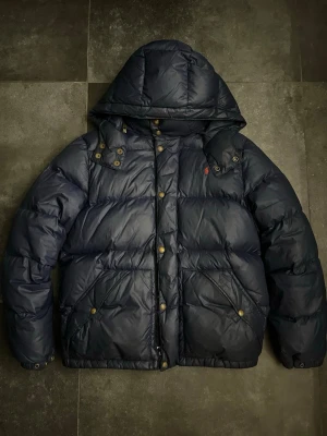 Ralph lauren pufferjacka - Ralph lauren pufferjacket i bra skick, aningen smutsig men de går ju säkert att tvätta bort, finns liten skada på sista bilden (ej synligt vid användning)