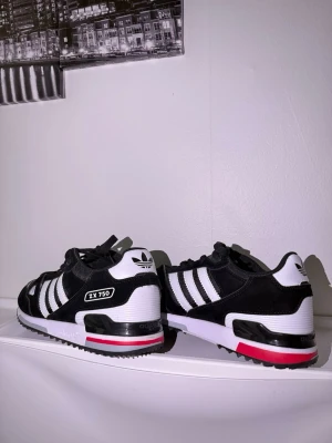 Adidas ZX 750 svartvita sneakers - Säljer ett par Adidas ZX 750 sneakers priset kan diskuteras