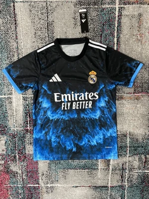 Real Madrid special  - Säljer denna riktigt snygga tröjan för ett perfekt pris! Skriv till om ni ör intresserade eller har funderingar kring tröjan.