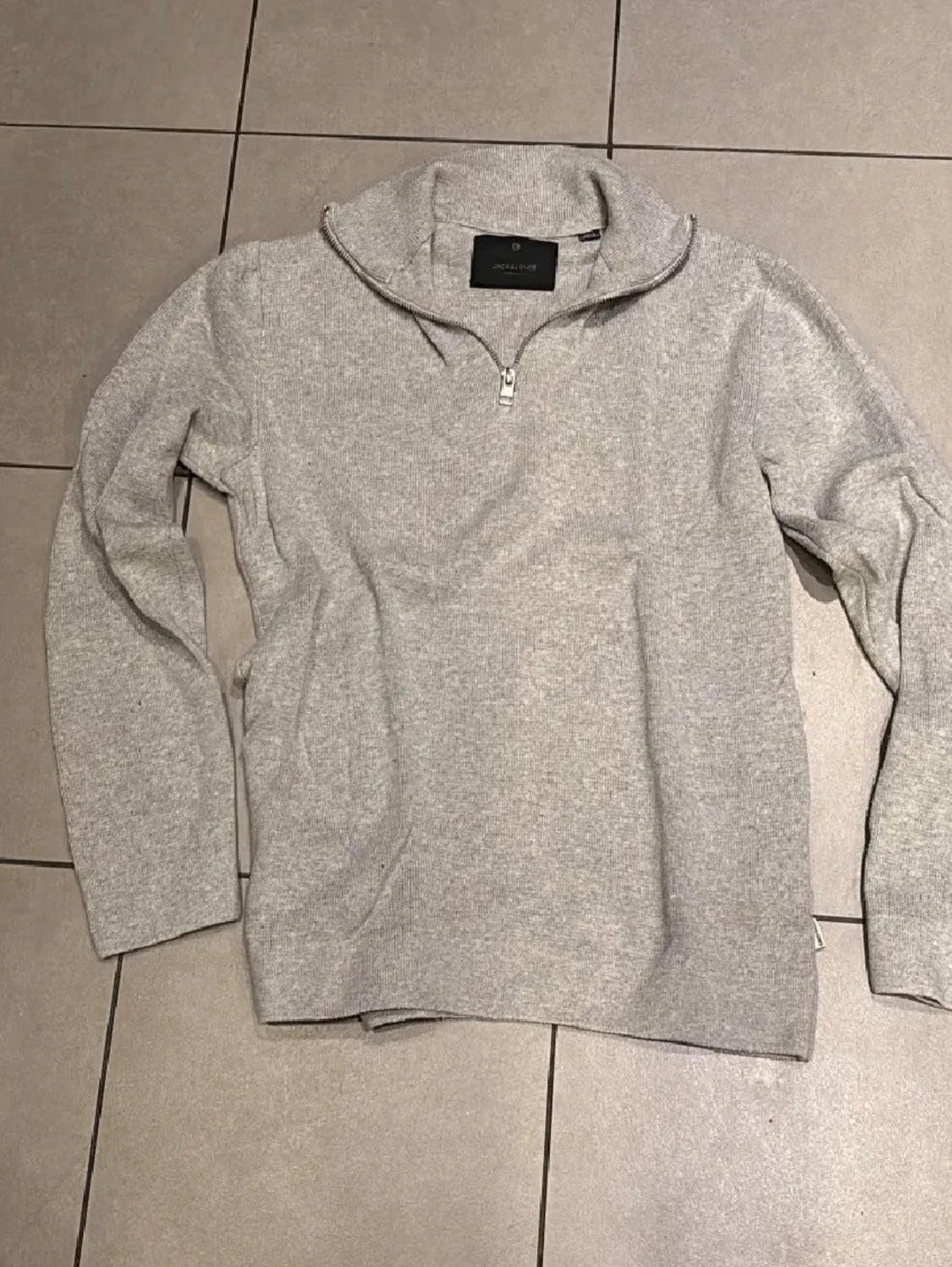 Grå stickad half zip-tröja för ett riktigt bra pris!