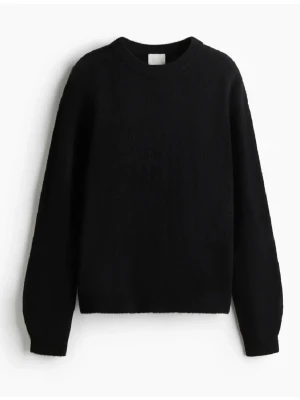 Svart stickad tröja med rund hals - En mysig svart stickad tröja från hm i storlek xs. Den är använd fåtal gånger och säljer då jag har en liknande och denna inte kommer till användning. Pris kan diskuteras🩷