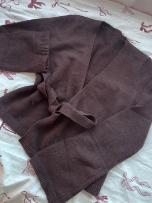 Brun omlottkofta med bälte - Helt ny och oanvänd, jättefin kvalitet, passa som S storlek också 
