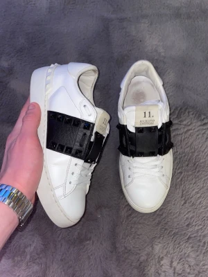 Valentino open rockstud svart - Nypris 8.000 kr! original låda, dustbag, extra nit tillkommer. Självklart är skorna äkta. Inga Scam bud. Dem är storlek 35 borde passa 35,5 - 36, inner mått är 23,5 cm✅