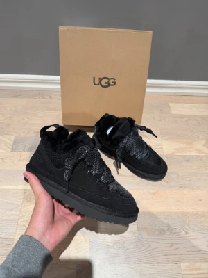 Svarta ugg lowmel - Säljer dessa väldigt fina ugg lowmel. Vinterns snyggaste sko! Helt nya! Box ingår! Pris kan diskuteras vid snabb affär!