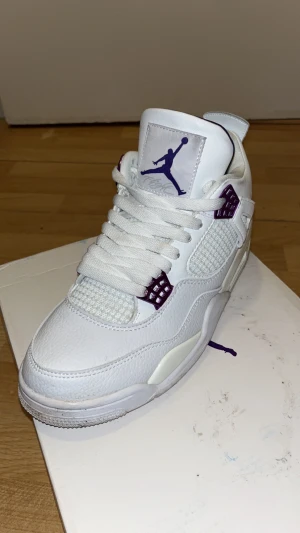 Nike Air Jordan 4 metallic priset diskuteras  - Säljer ett par Nike Air Jordan 4 metallic med ikonisk Jumpman-logga på plösen. Skorna har snygga detaljer samt klassisk snörning och robust sula. I storlek 41. Använder dom inte mycket därför vill jag få bort dom.