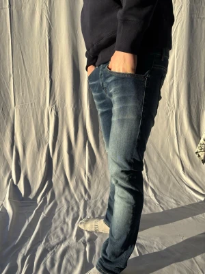 Dondup George  - Tja, säljer ett par lite schystare dondup jeans. I mycket bra kvalite. Vid frågor eller funderingar är det bara att skriva. Modellen har vanligt vis storlek 32 så dessa är lite små på honom.