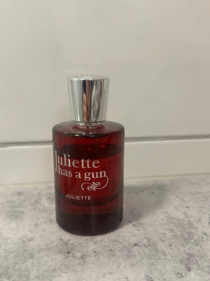 Juliette Has A Gun parfym - Eau de Parfum Juliette, 50 ml. Tillverkad i Frankrike. Perfekt för dig som vill sticka ut med en modern och unik doftupplevelse.