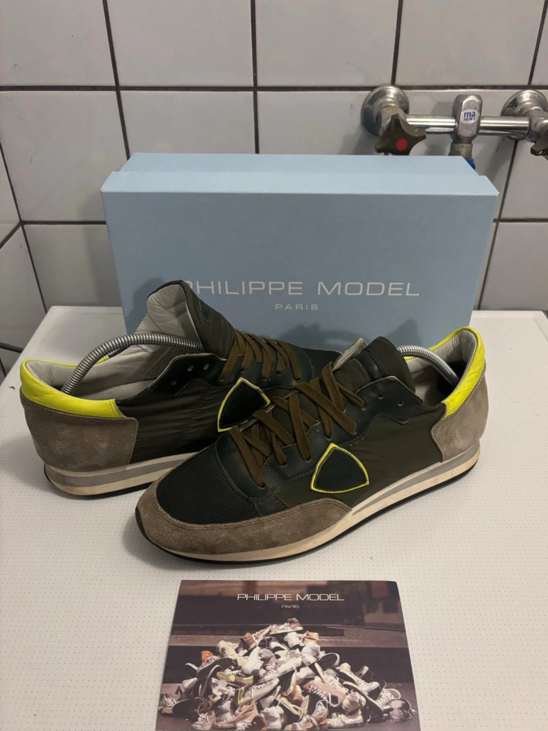 Philippe Model sneakers med gula detaljer