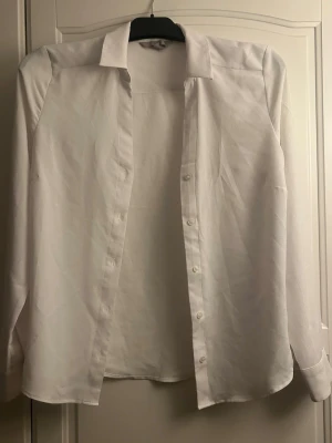 Vit skjorta  - Säljer en snygg vit skjorta som knappt är använd