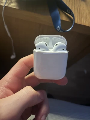 Apple AirPods (2nd generation) ÄKTA - Säljer ett par Apple AirPods (2nd gen) med laddningsetui. Hörlurarna är trådlösa och fungerar med både iPhone och andra enheter via Bluetooth. Skicket är väldigt bra och de funkar precis som vanligt inga konstigheter. Perfekt för musik, samtal och träning.