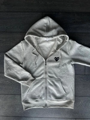 CDG zip up  - CDG zip storlek S skriv gärna vid intresse✅