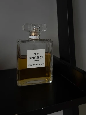 Chanel N°5 Eau de Parfum 200ml - Chanel N°5 Eau de Parfum, 200 ml, tillverkad i Frankrike. En ikonisk doft i en stilren flaska som ger en lyxig känsla till din samling. Perfekt för dig som vill sticka ut med klassisk elegans.